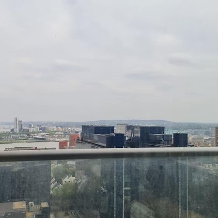 Skyview Waterside City Luxury Apartment London Exterior photo